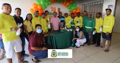 Prefeitura de São Miguel do Fidalgo entrega novo fardamento para garis